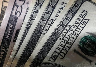 El dólar «blue» se disparó a un nuevo récord y cerró a $239
