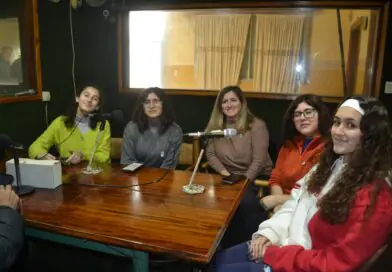 La Escuela de Artística «María Elena Walsh» presenta su nuevo libro: «Iridescentes». Nos visitaron la profesora Morena García y las alumnas que formaron parte de la autoría.