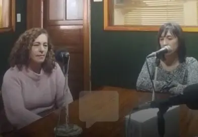Paola Coronel y Laura Jara, del equipo directivo del CEPEAC, contando sobre el comienzo de un nuevo taller de extensión y todas las novedades de la institución.