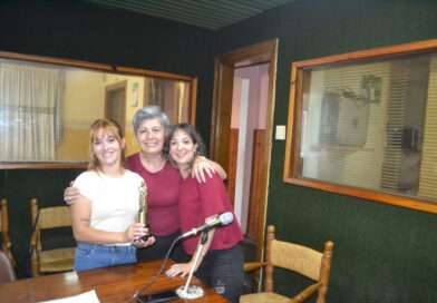 Soledad Larroque festejó la obtención del Martín Fierro de la Danza en Radio Rojas. Emocionada junto a la profesora Marisol Benítez.