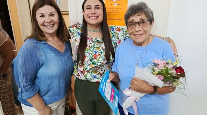 Emotivo homenaje a Coca Jué en el CIIE Rojas. Fue impuesto su nombre al Salón de Usos Múltiples.