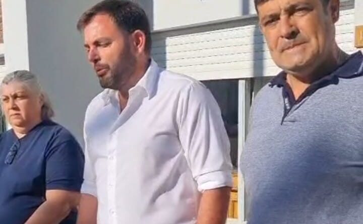 Diego Gioia fue presentado por el Intendente Román Bouvier como nuevo delegado de la localidad de Carabelas.