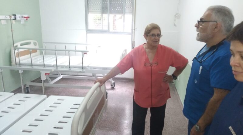 El Dr. Carlos Martínez presentó las nuevas camas del Hospital y se refirió a la realización del festival solidario de este sábado. Si llueve se pasa a Jorge Newbery.