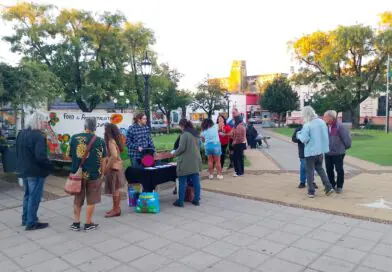 Juicio al Veneno: Se realizó en Rojas una volanteada y hubo proyección de una película en La Minga. La lucha contra la utilización de productos químicos en la fumigación.