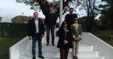 Acto oficial por el 25 de Mayo en el Polígono de Tiro General Alvear: Presentación de las autoridades y palabras del Intendente Román Bouvier.
