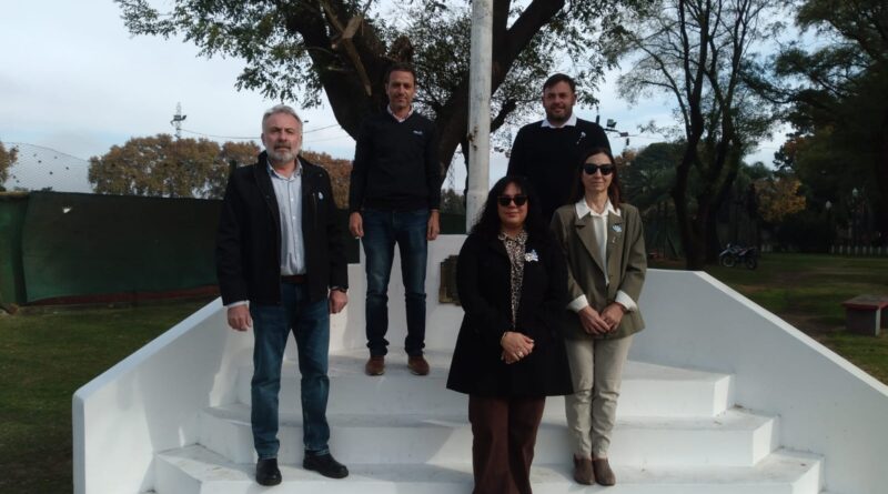 Acto oficial por el 25 de Mayo en el Polígono de Tiro General Alvear: Presentación de las autoridades y palabras del Intendente Román Bouvier.