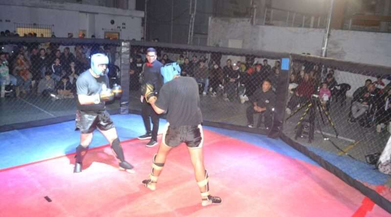 El próximo domingo a las 15:00 horas habrá una másterclass de Kick Boxing en el Club Bernardino Rivadavia a cargo de la Escuela Team Tala. La entrada será con un alimento no perecedero.