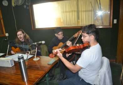 El conjunto folklórico La Macha se presenta en una cena show en el Centro Español el sabado a las 21:00. Facu Evangelista, Benja Escobedo y Pitu Barloqui regalaron su música en El Nuevo en Radio.