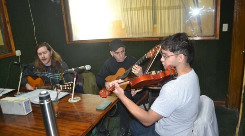 El conjunto folklórico La Macha se presenta en una cena show en el Centro Español el sabado a las 21:00. Facu Evangelista, Benja Escobedo y Pitu Barloqui regalaron su música en El Nuevo en Radio.