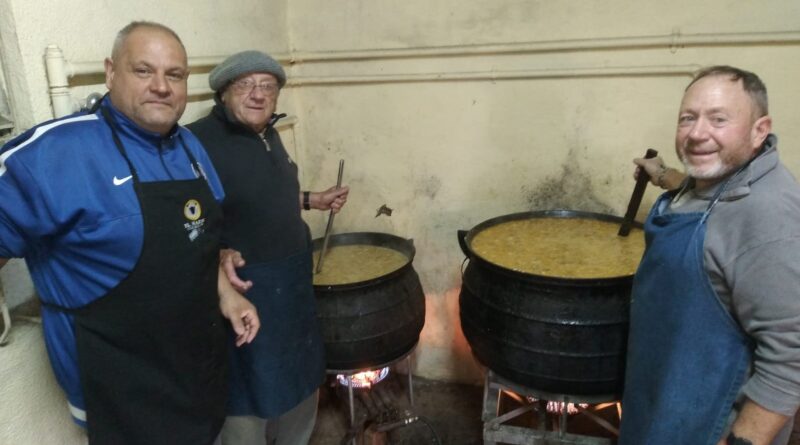 Beto Dellabianca está preparando el locro de Infancias Libres: Se vendieron más de 300 porciones. Dialogamos con Camila Minadeo, integrante del equipo de trabajo del Hogar Convivencial.