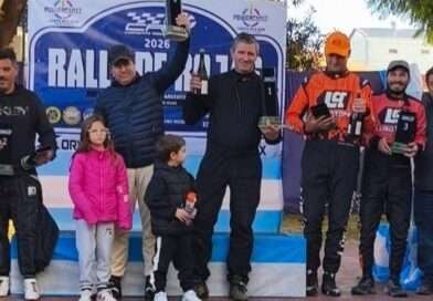 Los brazos en alto de Minetti y Urriza ante su gent