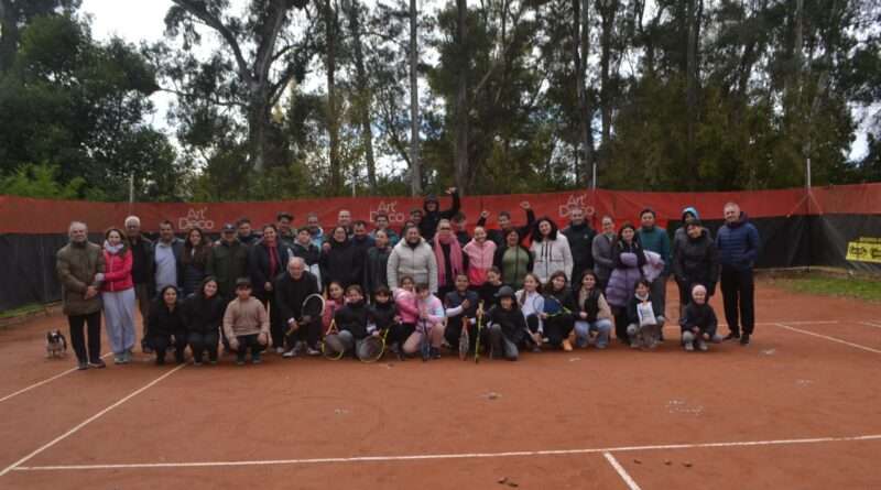 Richard Kamienski, todo un personaje cordobés, brindó una charla sobre Tenis en el complejo Los Eucaliptos. Repasó su trayectoria como entrenador y otros recorridos de su vida.