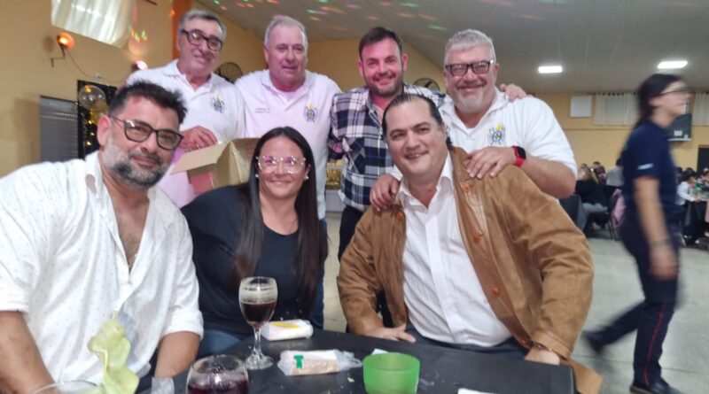 Los Bomberos Voluntarios festejaron su día y el Intendente Román Bouvier anunció la donación de una parte de hormigón para el Centro de Entrenamiento.