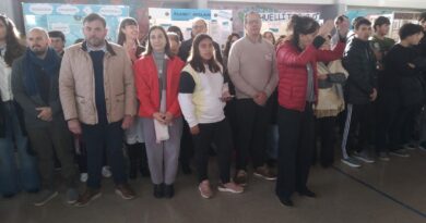 El intendente Román Bouvier y el Inspector Jefe Regional Federico Castellano abrieron la Feria Distrital de Ciencias, Arte y Tecnología en la EES Nro. 5.