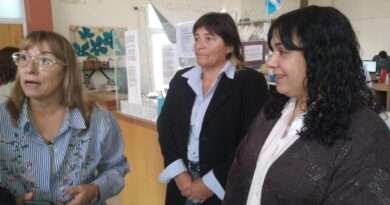 Cecilia Silva, coordinadora regional del Ministerio de Desarrollo de la Comunidad, participó en el Consejo Escolar de la entrega de equipamiento a escuelas del distrito.