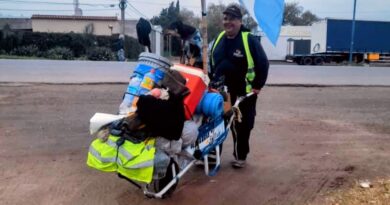 Chami-cumbia, salió de Olavarría con destino a la Iglesia de San Nicolás en una peregrinación de agradecimiento. Viaja acompañado de una carretilla.