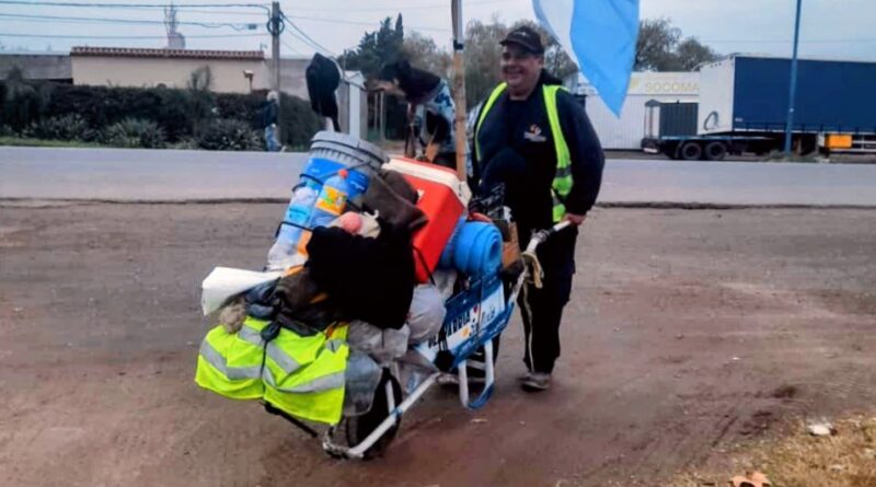 Chami-cumbia, salió de Olavarría con destino a la Iglesia de San Nicolás en una peregrinación de agradecimiento. Viaja acompañado de una carretilla.