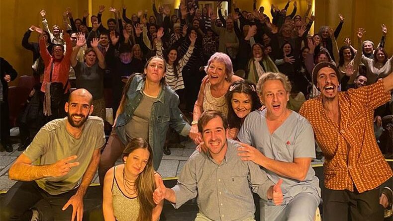 «La omisión de la familia Coleman» llega mañana a la sala mayor del teatro TAFS. En la previa a la presentación dialogamos con el director Facundo Cruz.