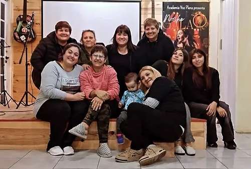 Melisa Opisacco, directora de la Academia, nos presentó la primera edición del año de Voz Plena Unplugged. Será este sábado en el Centro Cultural «Ernesto Sábato».