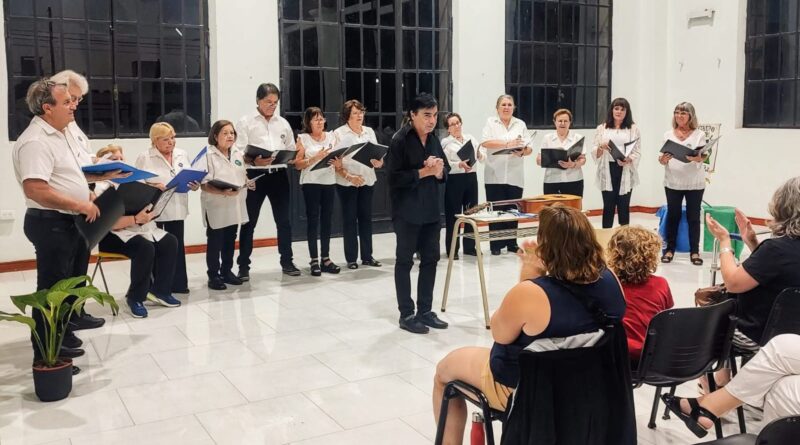 Luis Luly Peralta, Director del Grupo Coral Vivencias, adelantó la celebración de los 26 años de la formación. Este sábado es el encuentro en el Centro de Jubilados.