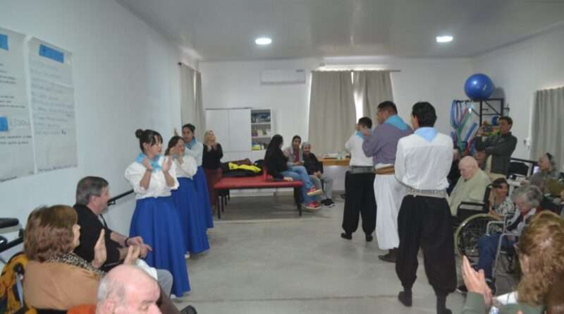 En el Hogar Madre Teresa de Calcuta se festejó el Día de la Independencia con la participación del Grupo de Danzas del Taller Protegido Grupo Esperanza.