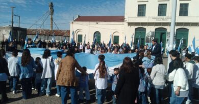 El Rojas se celebró el Día de la Independencia con el acto protocolar y un interminable desfile de las instituciones. Dejó su mensaje el Intendente Román Bouvier.