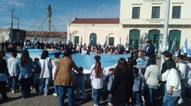 El Rojas se celebró el Día de la Independencia con el acto protocolar y un interminable desfile de las instituciones. Dejó su mensaje el Intendente Román Bouvier.