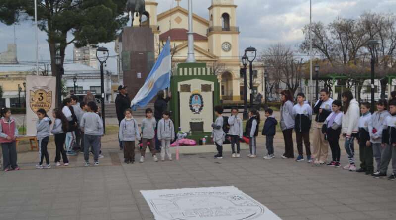 La Escuela Primaria Nro. 3 «Remedios de Escalada de San Martín» presentó oficialmente el nuevo logo institucional. La directora Fátima Almada contó además sobre la obra que están realizando en el patio.