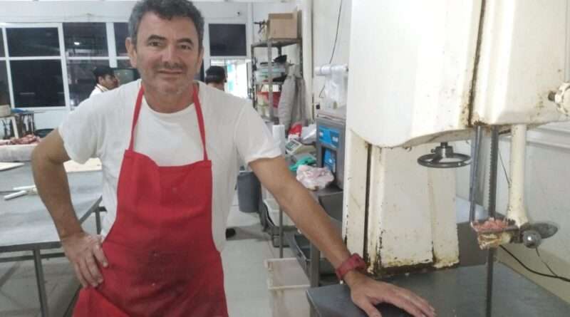 Pablo Guevara, propietario de Carnicería La Ideal, propone increíbles ofertas en el marco del mes aniversario del comercio. «Estamos trabajando al costo», sostuvo.