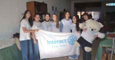 El grupo de jóvenes de Interact ocupado en desarrollar proyectos de acompañamiento y ayuda a la comunidad. Nos contaron acerca de las últimas iniciativas junto a las profesoras Lila Gutiérrez y Mariana Serra.