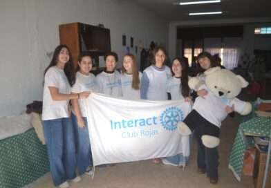 El grupo de jóvenes de Interact ocupado en desarrollar proyectos de acompañamiento y ayuda a la comunidad. Nos contaron acerca de las últimas iniciativas junto a las profesoras Lila Gutiérrez y Mariana Serra.