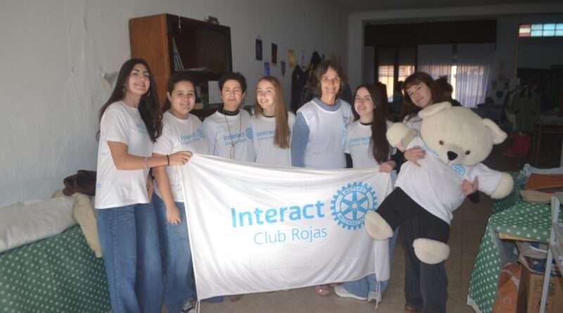 El grupo de jóvenes de Interact ocupado en desarrollar proyectos de acompañamiento y ayuda a la comunidad. Nos contaron acerca de las últimas iniciativas junto a las profesoras Lila Gutiérrez y Mariana Serra.