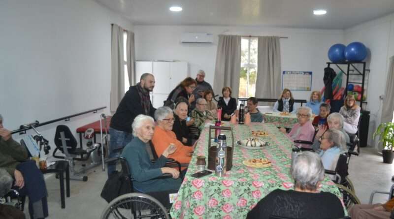 Los abuelos y abuelas del Hogar «Madre Teresa de Calcuta» armaron un bellísimo radio-teatro con los profesores Julia Huerta y Santiago Boscacci. Hablamos con la presidenta de la comisión Nancy Rosato.