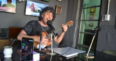 Ariel Fullana con su banda Ariel y los Bizarros se van de gira a Paraguay. Presentó su nuevo tema en Radio Rojas.