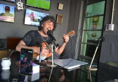 Ariel Fullana con su banda Ariel y los Bizarros se van de gira a Paraguay. Presentó su nuevo tema en Radio Rojas.