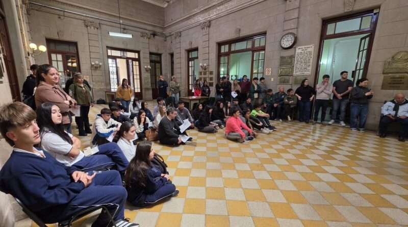 Se realizó la instancia distrital del Parlamento Juvenil Bonaerense en el HCD. Palabras de la Inspectora Gabriela Rivas y el Intendente Román Bouvier.