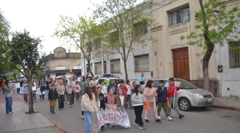 Procesión por la tercera jornada de la Novena de San Francisco de Asís al Jardín de la Parroquia y Misa. Mensaje del Padre Aldo López.